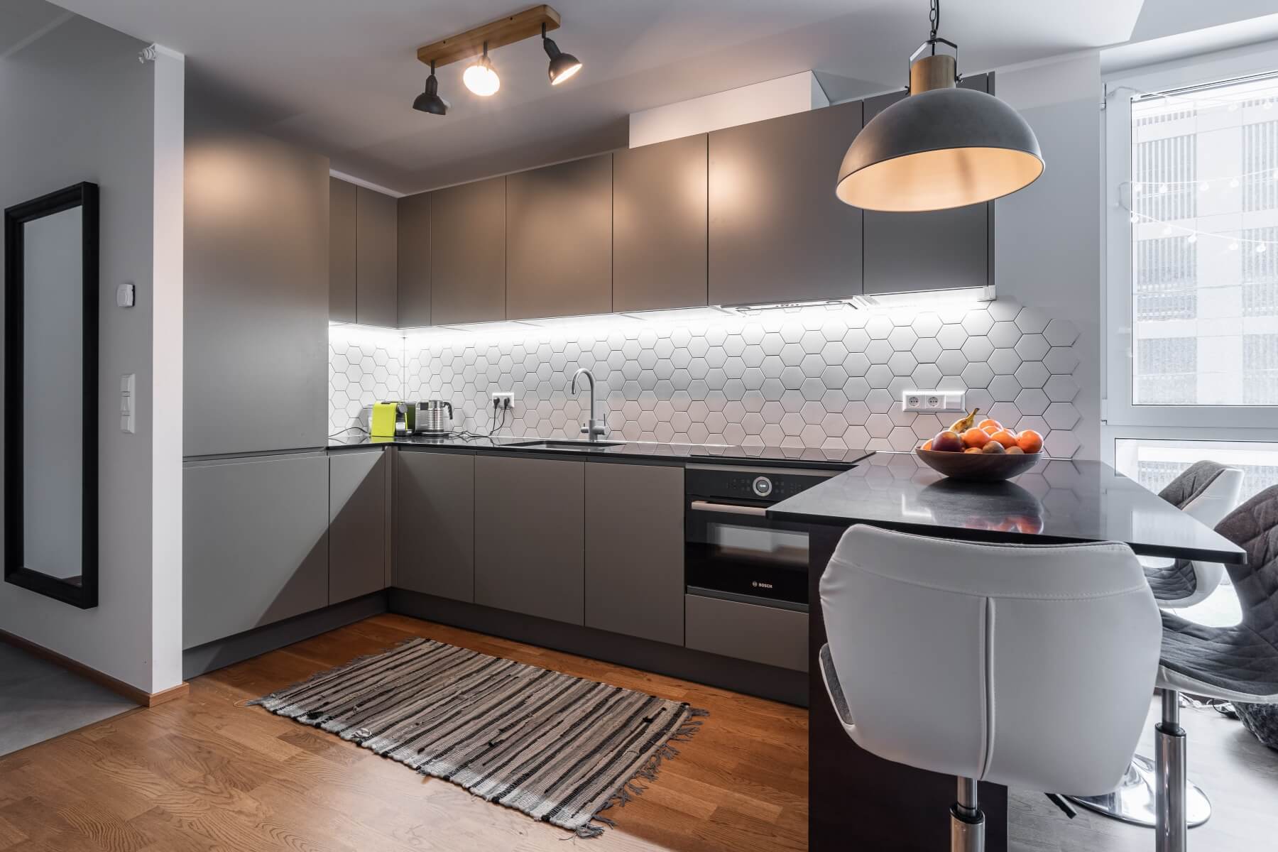 Кухня с барной стойкой